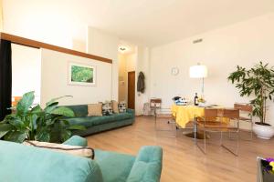 佛罗伦萨波塔阿尔普瑞托酒店的客厅配有绿色沙发和桌子