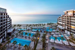 卡波圣卢卡斯Garza Blanca Resort & Spa Los Cabos的享有酒店和海滩的空中景致