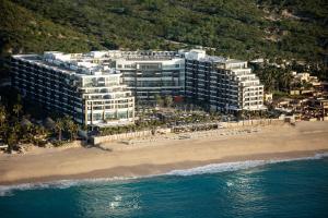 卡波圣卢卡斯Garza Blanca Resort & Spa Los Cabos的海滩上的度假村的空中景致