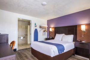 蒙特雷Rodeway Inn near Downtown Monterey的酒店客房设有一张大床和一间浴室。