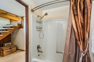 桑德波因特Cozy one bedroom with privacy - Community beach access的带淋浴和浴帘的浴室