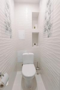 博布鲁伊斯克PaulMarie Apartments on Gor'kogo 41的白色的浴室设有卫生间和水槽。