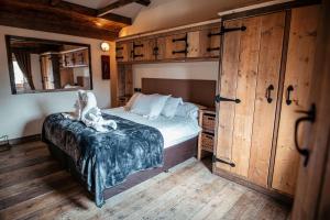 斯坦利南堤旅馆的一间卧室配有一张床,铺有木地板