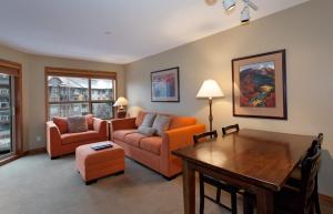 惠斯勒惠斯勒总理白杨酒店的客厅配有沙发和桌子