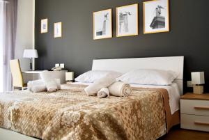 雷焦卡拉布里亚Le Muse的一间卧室配有带枕头的床