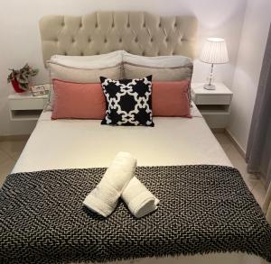 佩尼多Vila Noel Premium的一间卧室配有一张床,上面有两条毛巾