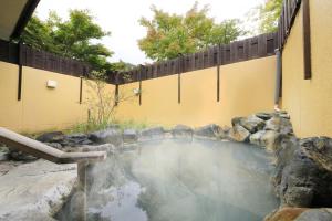 日光Yumori Kamaya的围栏旁的水池