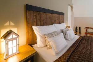 赫维兹Aurora Vendégház的一间卧室配有一张带木制床头板和枕头的床。