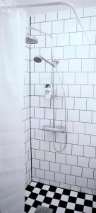 赫尔辛堡Villa Maria Garden Cottages, Helsingborg的浴室设有黑色和白色的瓷砖墙