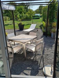瓦拉日丁Le Berc'AYE的院子里的野餐桌椅