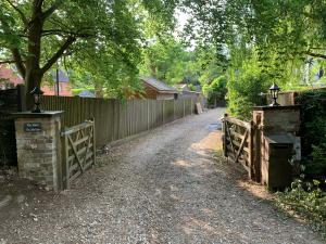 欣德黑德The Little Barn - Self Catering Holiday Accommodation的土路,有栅栏和门