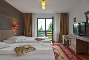 丰达塔卡萨蒙特鲁伊旅馆的酒店客房设有两张床和一台平面电视。
