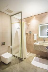 吉达Ewaa Express Hotel - Al Rawda的带淋浴、卫生间和盥洗盆的浴室