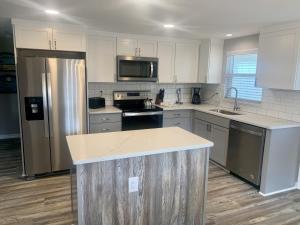 西耶斯塔岛Island House Beach Resort 24的厨房配有白色橱柜和不锈钢用具