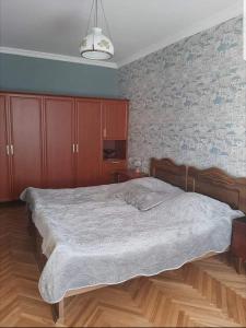 Chiatʼurahotel的一间卧室设有一张大床和砖墙