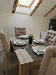 哥鲁拜克Zelena oaza - kuca za odmor的一张带椅子的木桌和木制用餐室