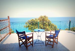 霍里顿图丽曼纳奇旅馆的阳台配有一张桌子和两把椅子,享有海景