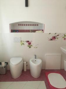 Borgofranco dʼIvrea拉瑞姆皮赤那住宿加早餐旅馆的一间带卫生间、水槽和镜子的浴室