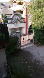 Borgofranco dʼIvrea拉瑞姆皮赤那住宿加早餐旅馆的楼前有龙的栅栏