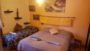 贝加莫Coccole&Bollicine的一间客房内配有两张床的房间