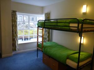 英格尔顿Ingleton Hostel的客房设有两张双层床和一扇窗户。