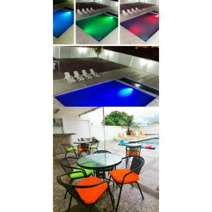 曼塔Manta Airport Hotel的一张桌子、椅子和一个游泳池的照片拼在一起