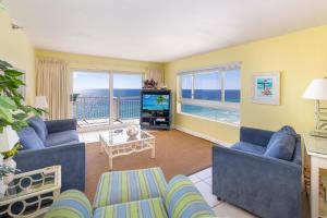 德斯坦Destin Towers - MIDDLE UNIT ON THE BEACH!的客厅配有蓝色的家具,享有海景。