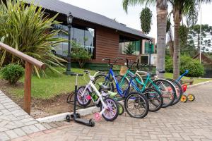 圣若泽杜斯皮尼艾斯布干维尔生态旅馆的停在房子前面的一排自行车