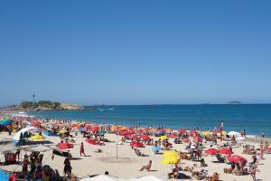 里约热内卢Ipanema beach - Show de apart的海滩上一群人拿着遮阳伞