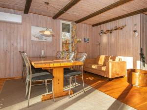 乌尔夫堡Holiday home Ulfborg II的客厅配有木桌和椅子