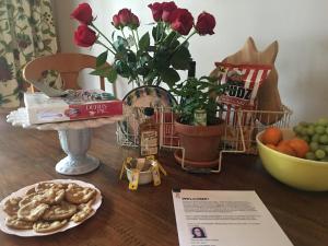路易斯威尔Charming home in Derby city的一张桌子上放着鲜花和一盘饼干