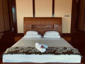 Bora Bora waterfront sunrise villa客房内的一张或多张床位