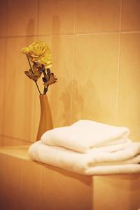 纳梅斯武夫佐扎酒店的黄花花花在桌子上的花瓶