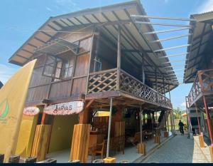 苏加武眉Arya's Surf Camp的街道上带阳台的木质建筑