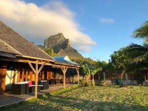 波拉波拉Bora Bora waterfront sunrise villa的山地度假酒店