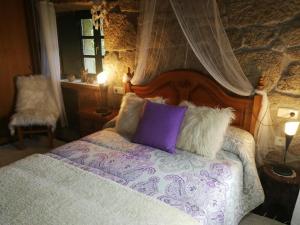 诺盖拉德拉姆Caserio de Fontes的一间卧室配有一张带木制床头板和枕头的床。