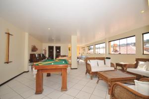 布希奥斯Rio Búzios Beach Hotel的客厅配有台球桌和沙发