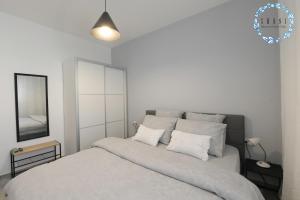 埃拉特Shani House of Style的白色卧室配有一张带两个枕头的大床