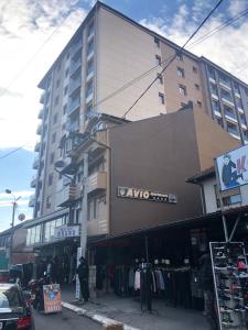 新帕扎尔Avio Apartmani 2018的街上有服装店的大建筑
