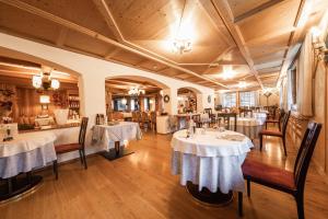 拉维拉Casa Nives的餐厅设有2张带白色桌布的桌子