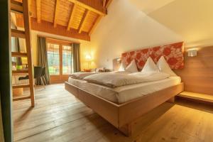 瓦尔腾斯堡昂可立瓦酒店的一间卧室,卧室内配有一张大床