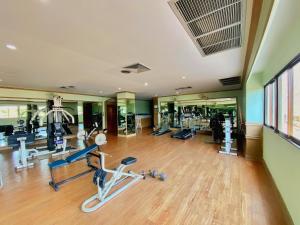 罗勇PMY Beach Resort的一间健身房,里面配有数台跑步机和机器