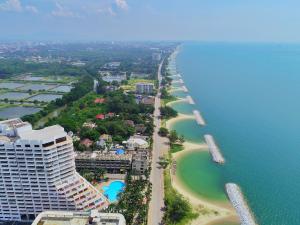 罗勇PMY Beach Resort的享有度假胜地和海滩的空中景致