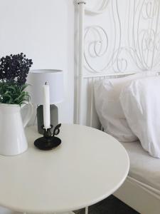 盖奥斯Dolce Vivere by Konnect, Gaios Paxos的一张带蜡烛的白色桌子和一张白色的床