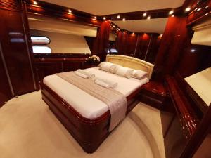 巴塞罗那Rent Luxury Motor Yacht的中间的床