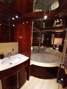 巴塞罗那Rent Luxury Motor Yacht的浴室设有2个水槽、浴缸和镜子