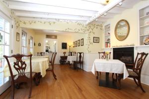 坎布里亚奥拉列贝瑞民宿酒店的一间带2张桌子和壁炉的用餐室