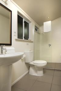 Endeavour InletFurneaux Lodge的浴室配有卫生间、盥洗盆和淋浴。