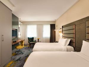 伊斯坦布尔The Artisan Istanbul MGallery的酒店客房配有两张床和一张书桌