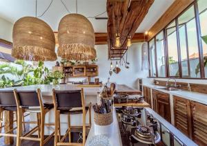 克罗柏坎Villa Ubuntu by Optimum Bali Villas的厨房配有桌椅和窗户。